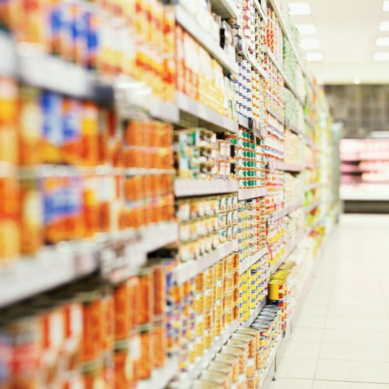 Foto von Getty Images von Unsplash Regal mit einer Vielzahl von Lebensmittelpackungen in einem Supermarkt.